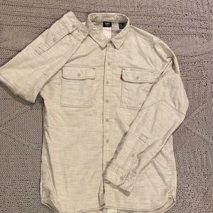 Levi’s long sleeve shirt snaps down.